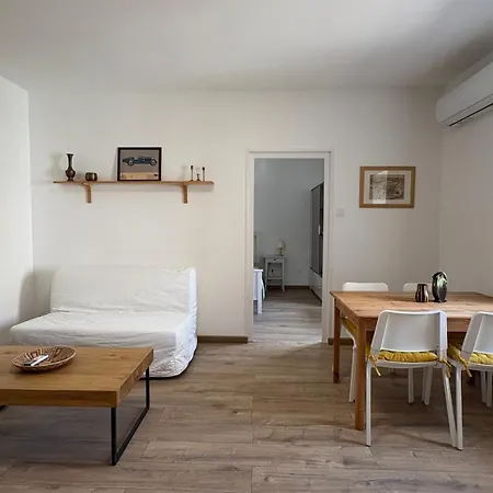 Apartament Varlak Tata